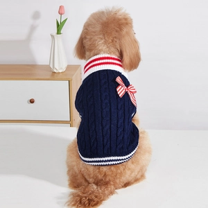 Marineblauer Hundestrickpullover mit rot-weißen Streifen und Schleife auf dem Rücken