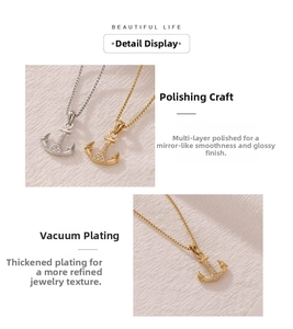 Détail du pendentif ancre avec micro-strass et finition polie de haute qualité