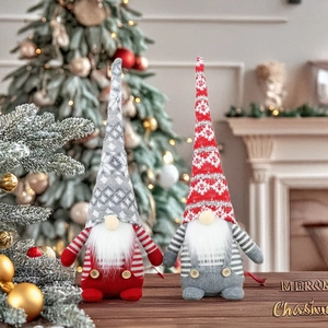 Lot de nains de Noël tricotés rouges et gris sur une table festive en bois rustique