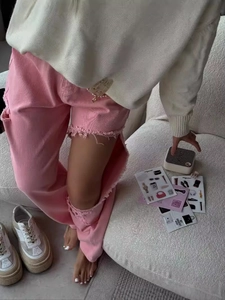 Jean en denim rose à taille haute avec déchirures et coupe large décontractée pour femme