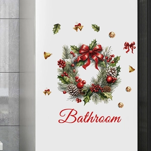 Weihnachtskranz Wandtattoo mit roter Schleife und Bathroom Text auf weißer Tür
