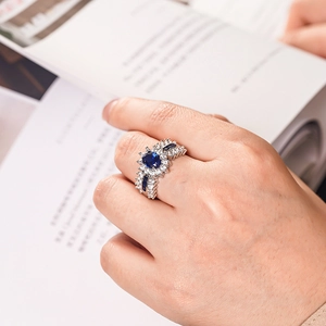 Makroaufnahme eines blauen ovalen Edelsteinrings mit Zirkonia und Versilberung