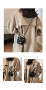 Détails du mini sac en cuir PU matelassé noir avec bandoulière chaîne et anse dorée