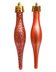 Détail de suspensions de Noël en forme de stalactites rouges pailletées et orange mat