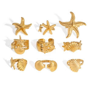 Détail d'un ensemble de 9 bijoux dorés thème marin avec des bagues étoile de mer et coquillage