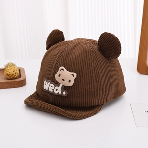 Vue détaillée du bonnet bébé en velours avec oreilles montrant la texture et la broderie