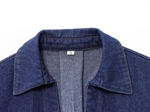 Dettaglio ravvicinato del colletto della camicia in denim blu scuro con taglia S