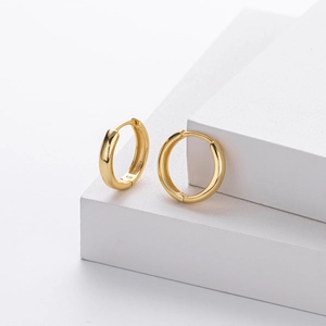 Detailed close-up showing the s925 stamp on polished gold hollow hoop earrings