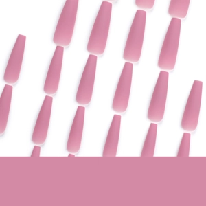 Faux ongles ballerine extra longs rose mat disposés proprement sur un fond blanc pur