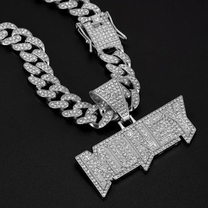Detail einer silbernen Panzerkette mit glitzerndem MONEY-Anhänger aus Kristallen