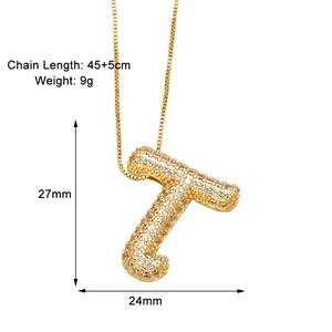 Vue détaillée du collier pendentif lettre T en or avec pavé de zircons cubiques