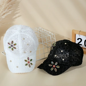 Gros plan détaillé des casquettes en dentelle avec fleurs en strass et perles élégantes