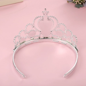 Détail macro de couronne argentée ajourée en cœur avec bords ondulés pour costume