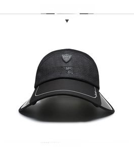 Détail du tissu en maille respirante et des visières rétractables sur la casquette noire