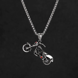 Détail du pendentif moto vintage en argent avec cristaux rouges et style punk rock