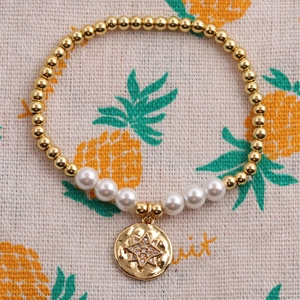 Bracelet élastique chic en perles dorées avec perles blanches et pendentif étoile gravé