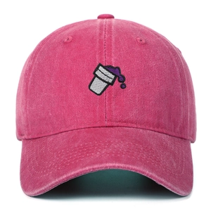 Détail de la casquette rose en coton délavé avec broderie de gobelet de liquide violet