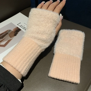 Détail des mitaines en tricot peluche rose avec texture douce en fourrure et poignet côtelé