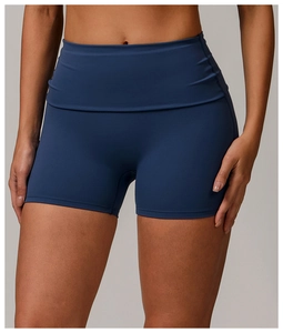 Détail du short de yoga recyclé bleu marine à taille haute avec tissu de compression