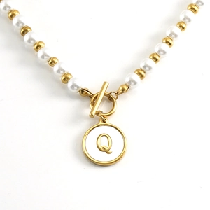 Collana di perle in acciaio inossidabile dorato con chiusura OT e ciondolo a conchiglia Q