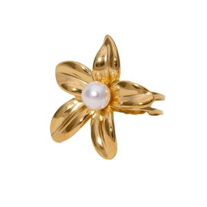 Minimalist gold flower ring with pearl center, featuring a refined floral design for women