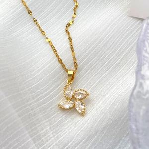 Élégant collier trèfle doré serti de cristaux de zircon blancs brillants taille marquise