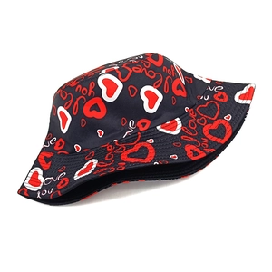 Detailansicht von Herzmuster und Love you Druck auf schwarzem Fischerhut