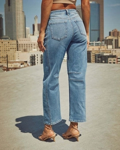 Vista dettagliata posteriore di jeans dritti a vita alta in denim azzurro da donna