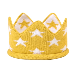 Adorable bonnet couronne tricoté jaune pour bébé avec étoiles blanches et pompons