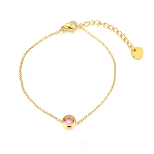 Bracciale minimalista in acciaio inossidabile placcato oro 18K con zircone rosa su sfondo bianco