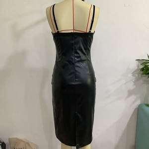 Détail de la fente arrière et de la fermeture éclair invisible sur robe en cuir PU