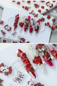 Vista macro di adesivi 3D per unghie con rose rosse scure e teschi in stile gotico