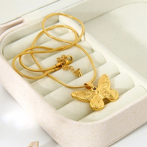 Collana con ciondolo a farfalla placcata in oro 18 carati con elegante catena a serpente