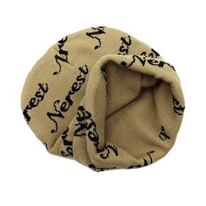 Berretto in maglia kaki con motivo jacquard nero su sfondo bianco