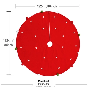 Détail du tapis de sapin de Noël rouge 122cm avec broderie blanche et pompons multicolores