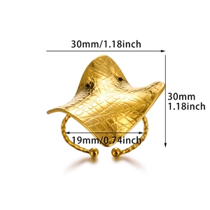 Detailed size guide of gold flower ring showing 30mm width and 19mm inner diameter