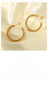 Detail of 18K gold-plated C-shaped earrings featuring a sophisticated braided mesh texture