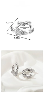 Gros plan de créoles étoiles en argent avec zircons et dimensions de 8mm de diamètre interne