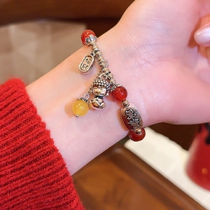 Nahaufnahme eines roten Achat-Perlenarmbands im neuen chinesischen Stil am Handgelenk