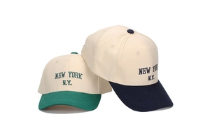 Détail de la broderie New York sur les casquettes de baseball bicolores pour enfants