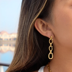 Boucles d'oreilles pendantes classiques en acier doré 18K avec strass blancs