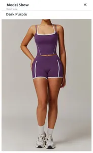 Détail de l'ensemble de yoga violet foncé avec passepoil blanc contrasté sur les bords