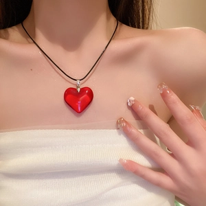 Collier vintage avec grand pendentif cœur en verre rouge et cordon noir sur mannequin