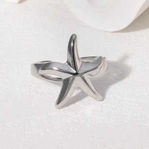 Vue macro d'une bague étoile de mer argentée avec surface polie et anneau réglable ouvert