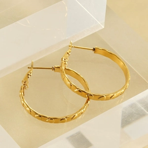 Orecchini a cerchio in acciaio inossidabile placcati oro 18k con motivo a cuore