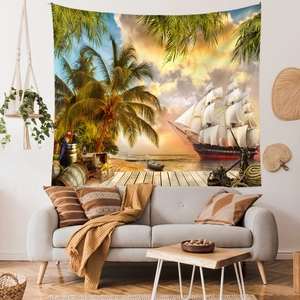 Detail eines großen Wandteppichs mit tropischem Sonnenuntergang über einem modernen Sofa