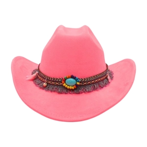 Nahaufnahme eines leuchtend rosa Cowboyhuts mit buntem ethnischem Perlenband Dekor