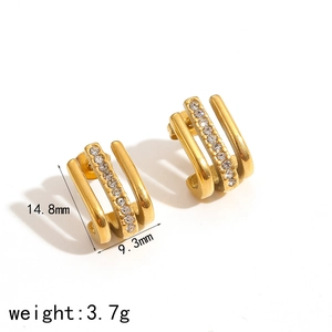 Détail de boucles d'oreilles dorées en C à triple rangée avec dimensions 14,8 mm x 9,3 mm