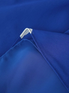 Vue macro détaillée de la texture du tissu bleu marine à pois et des coutures blanches