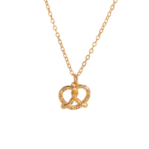Collana con ciondolo pretzel dorato con strass bianchi su una catena sottile